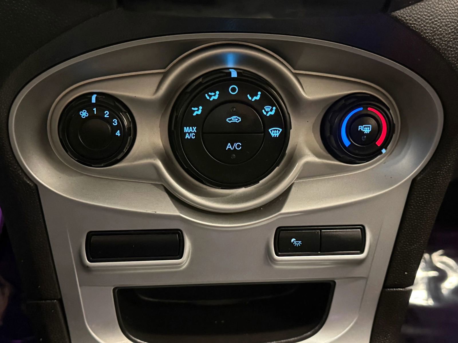 Used 2015 Ford Fiesta SE image 32