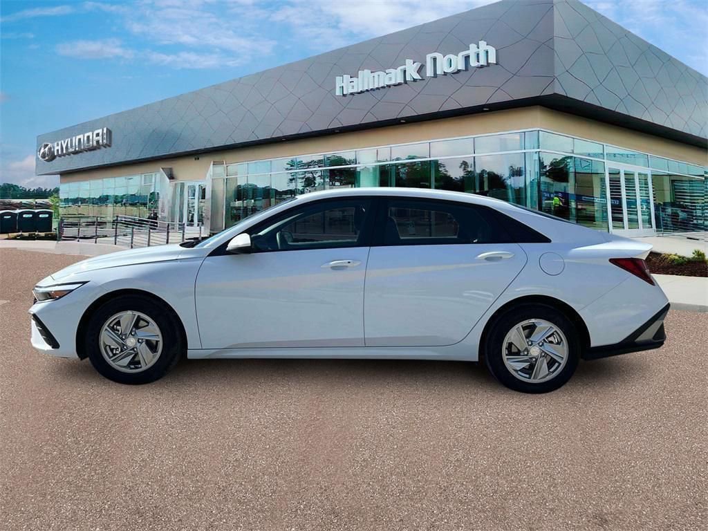 Used 2025 Hyundai Elantra SE w/ Cargo Package FWD image 3
