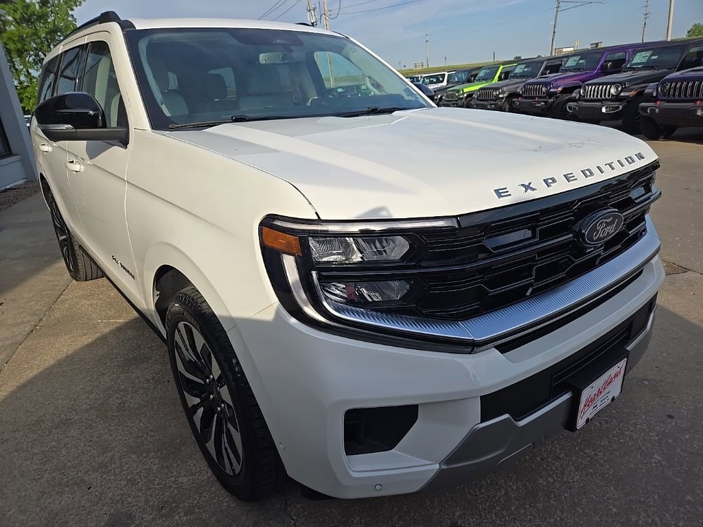 Used 2025 Ford Expedition Platinum w/ Driver's Package AWD/4WD image 12