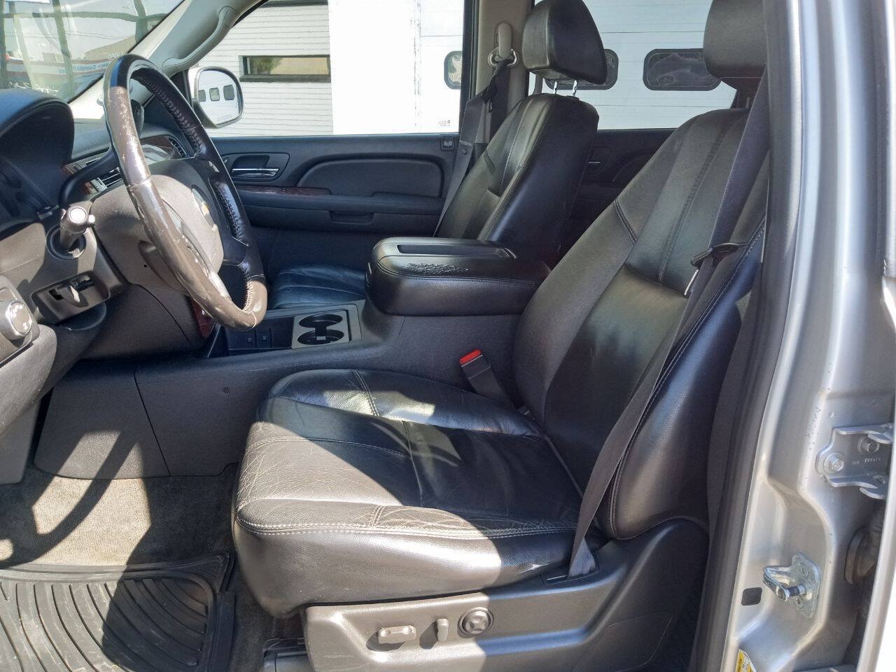 Used 2007 Chevrolet Suburban LTZ w/ LTZ Preferred Equipment Group AWD/4WD image 9