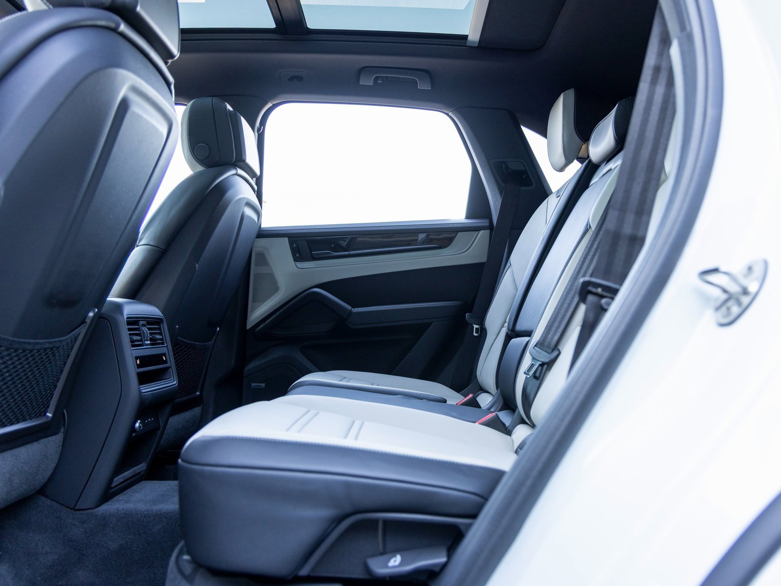 Certified 2025 Porsche Cayenne image 44