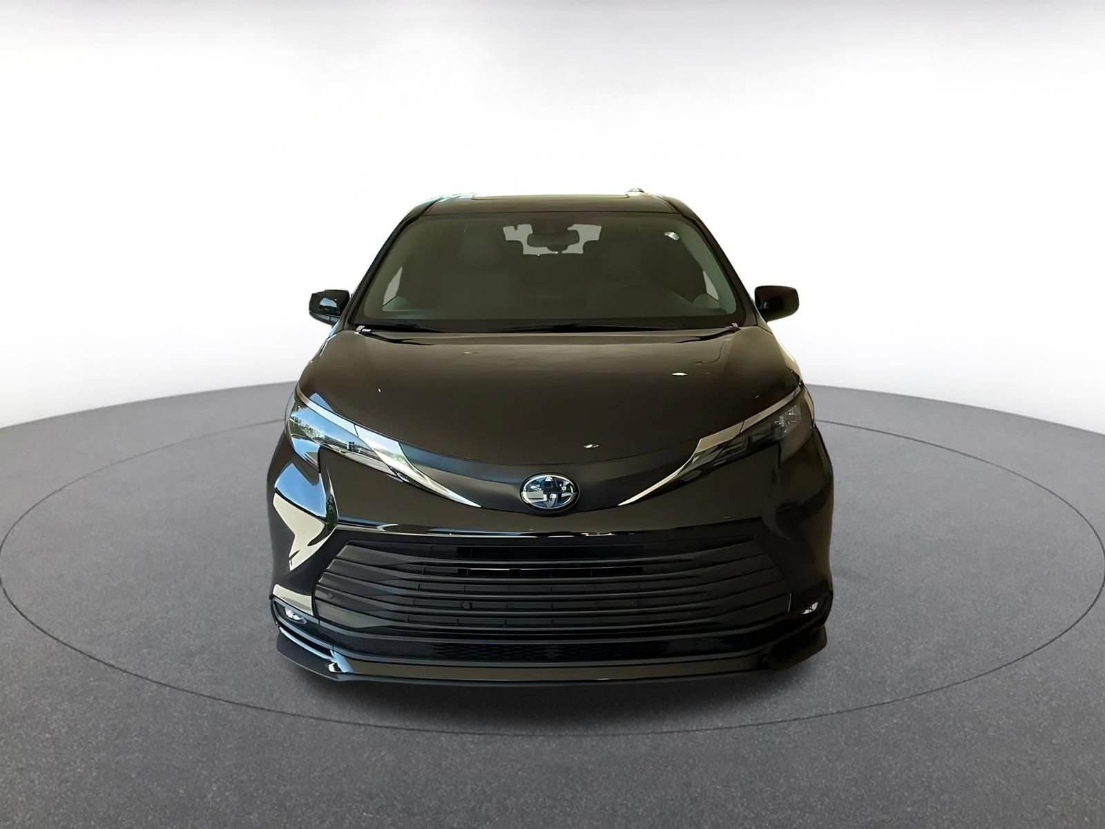 Used 2025 Toyota Sienna XLE FWD image 4