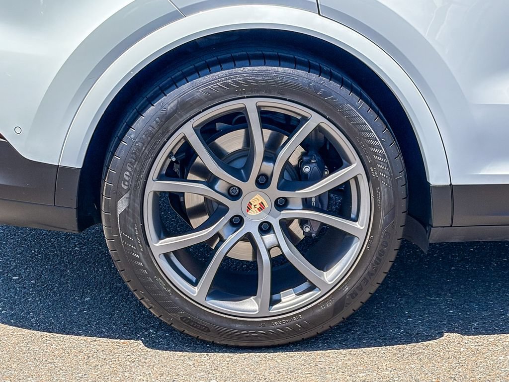 Used 2024 Porsche Cayenne AWD/4WD image 13