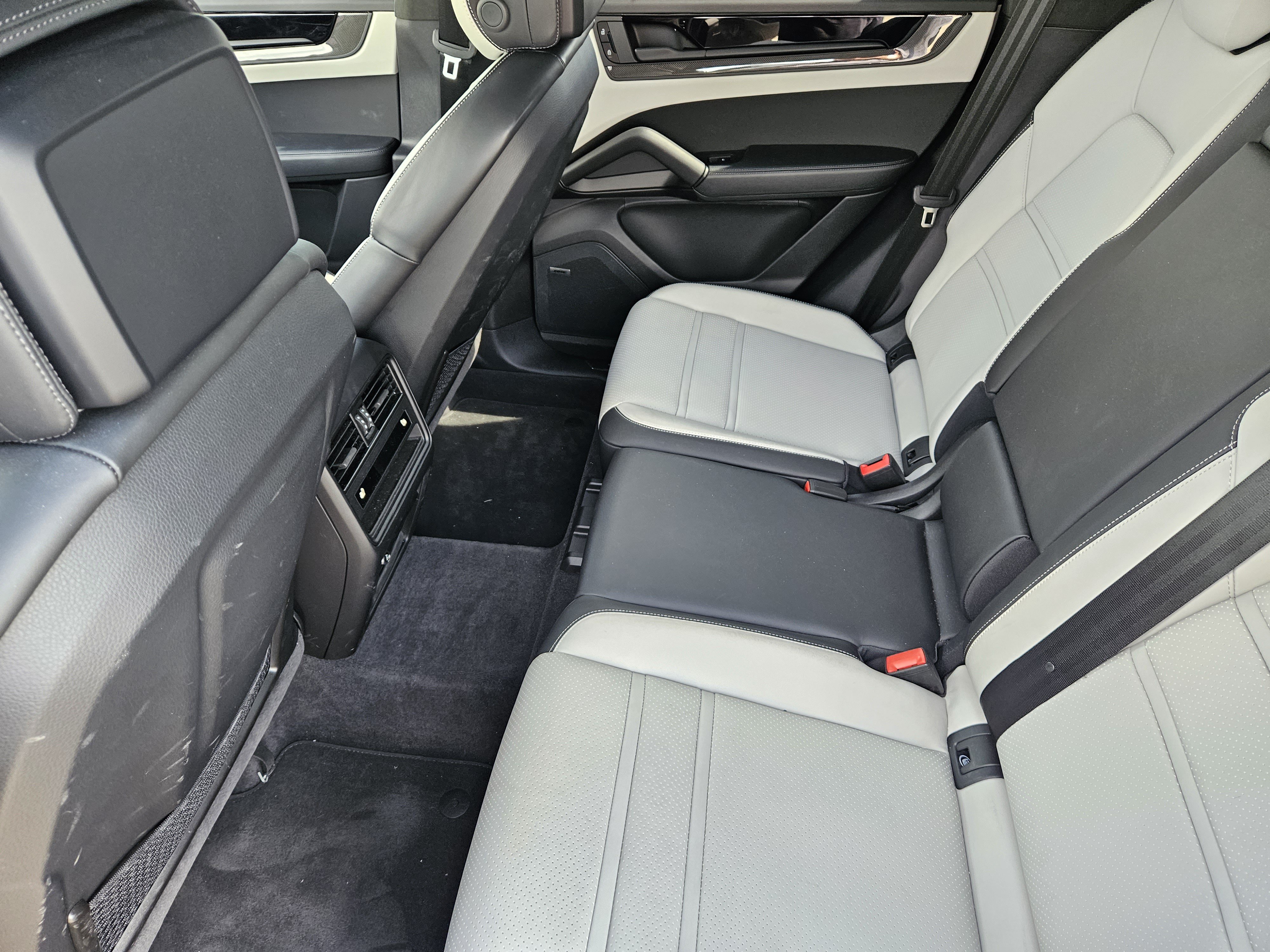 Certified 2025 Porsche Cayenne GTS AWD/4WD image 28