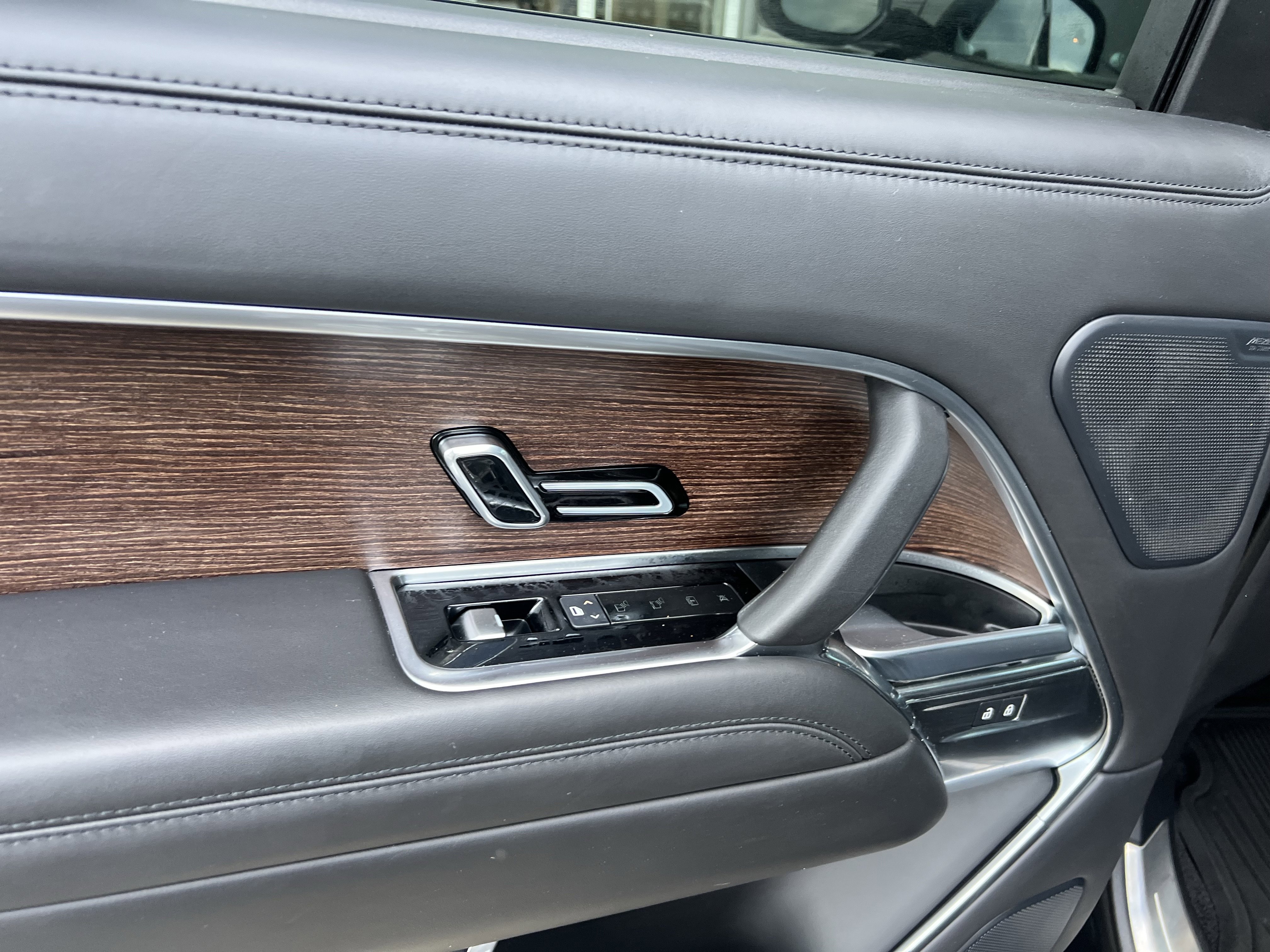 Certified 2023 Land Rover Range Rover SE image 32