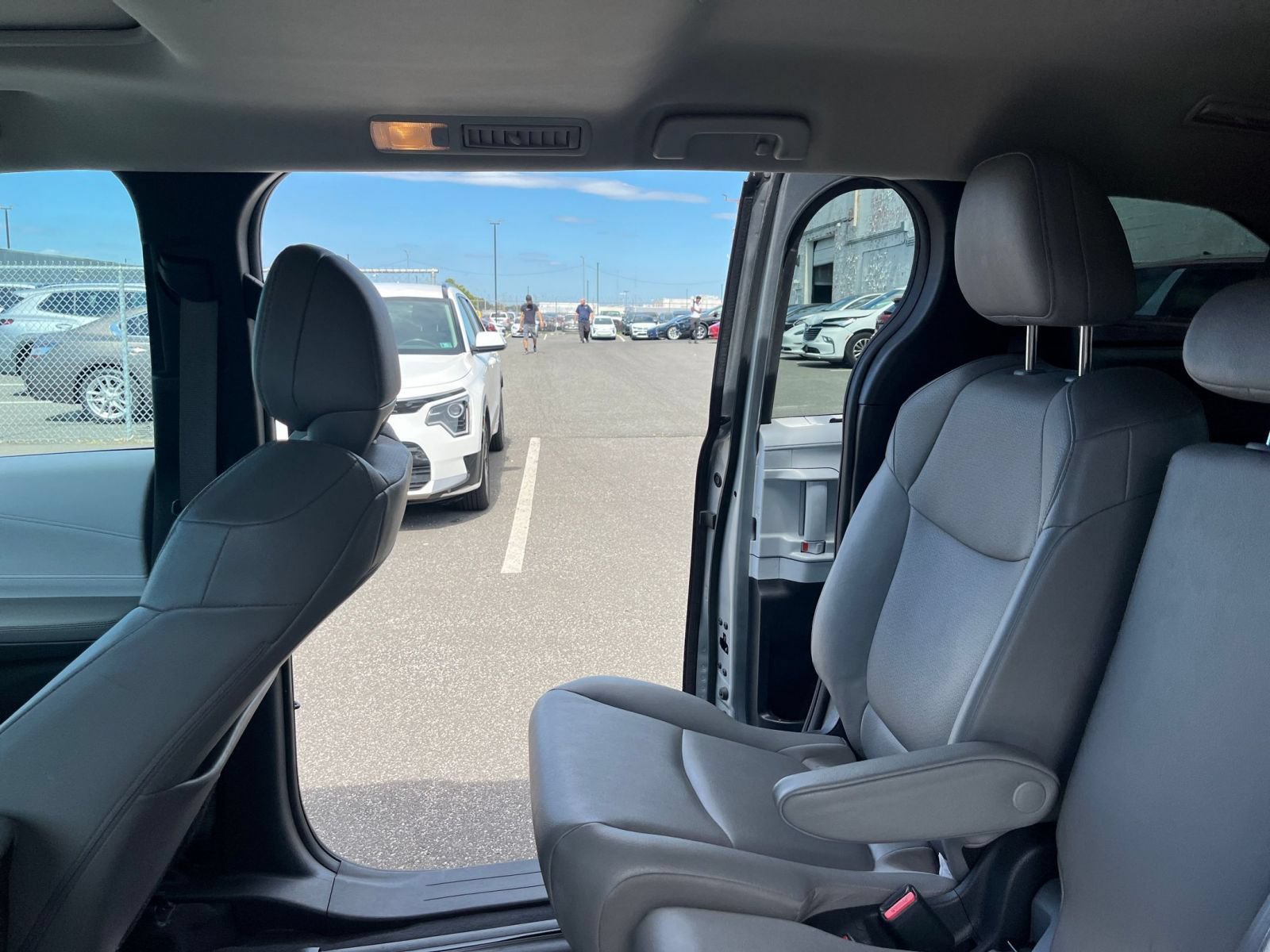Used 2025 Toyota Sienna XLE FWD image 41