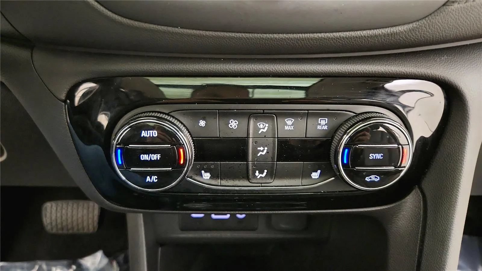 Used 2023 Buick Encore GX Essence w/ Experience Buick Package FWD image 26