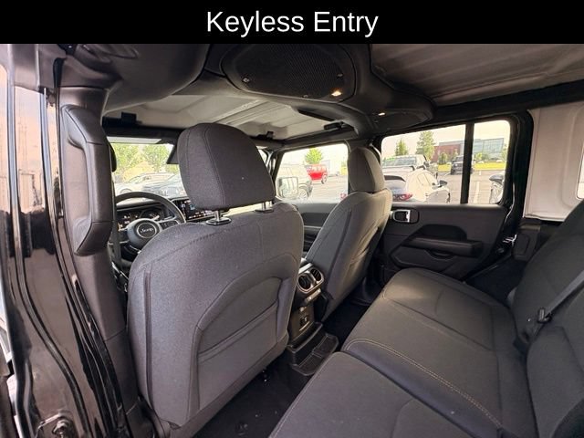 Used 2025 Jeep Wrangler Unlimited Sahara AWD/4WD image 15