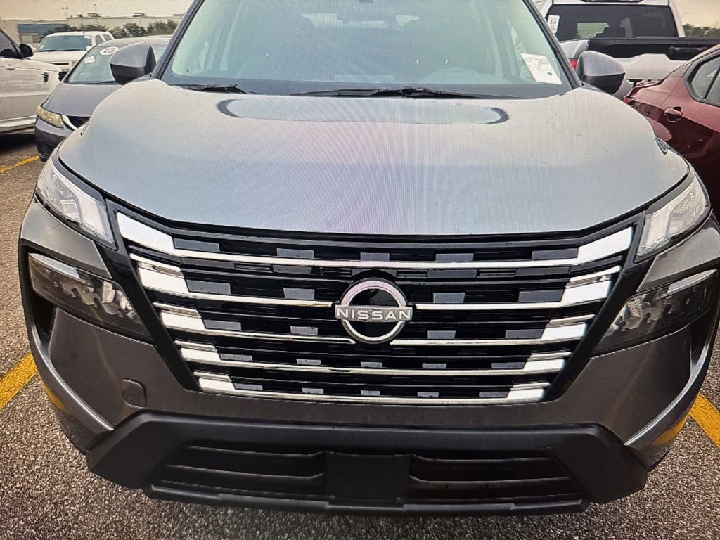 Used 2025 Nissan Rogue SV image 2