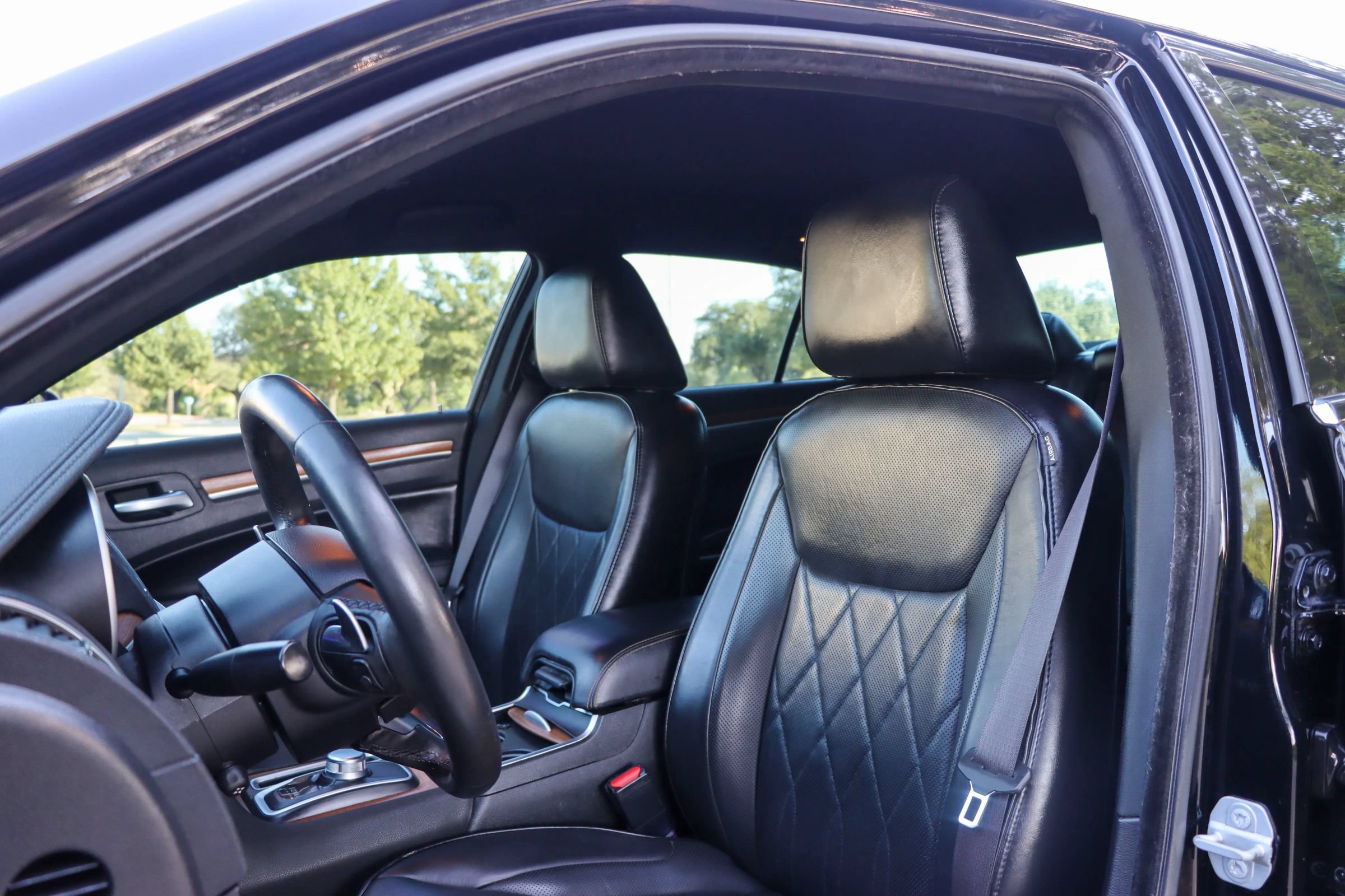 Used 2019 Chrysler 300 C RWD image 14