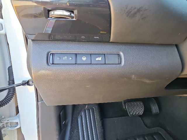Used 2024 Nissan Pathfinder SV w/ SV Premium Package FWD image 15