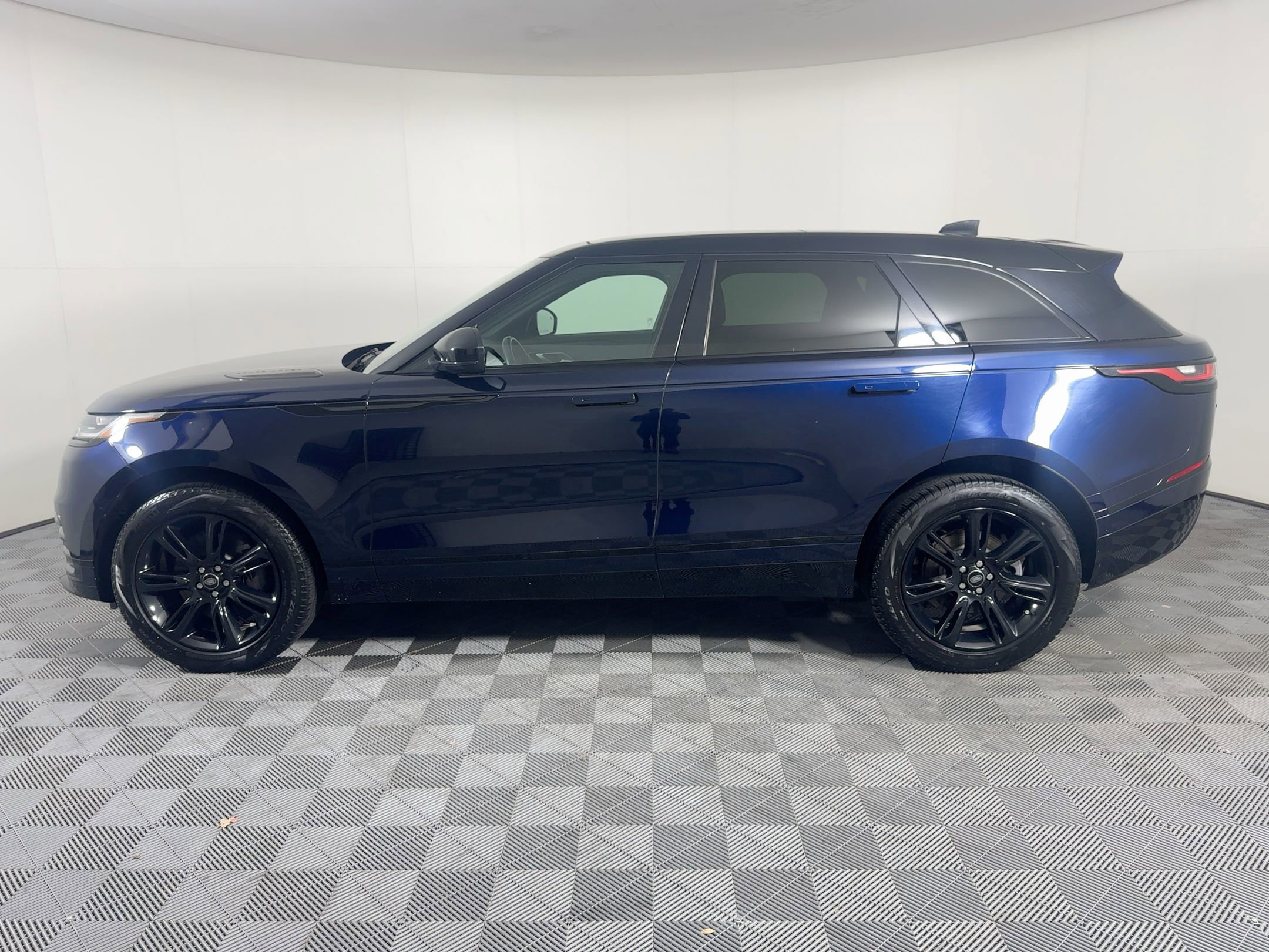 Used 2022 Land Rover Range Rover Velar R-Dynamic S image 2