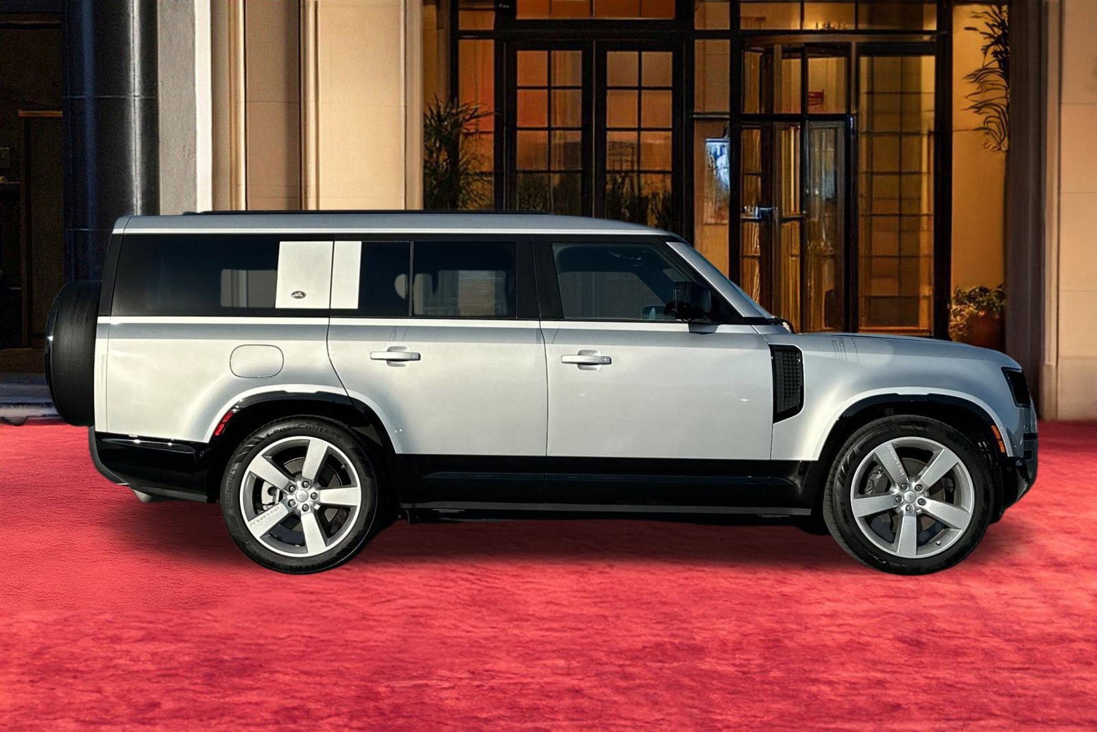 Used 2023 Land Rover Defender 130 X-Dynamic SE image 9