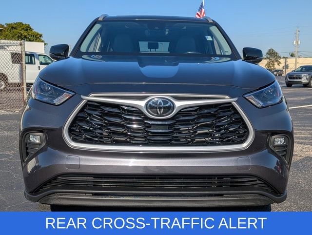 Used 2022 Toyota Highlander XLE image 2