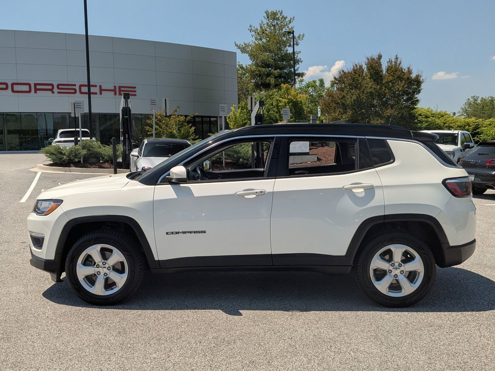 Used 2018 Jeep Compass Latitude w/ Popular Equipment Group AWD/4WD image 2