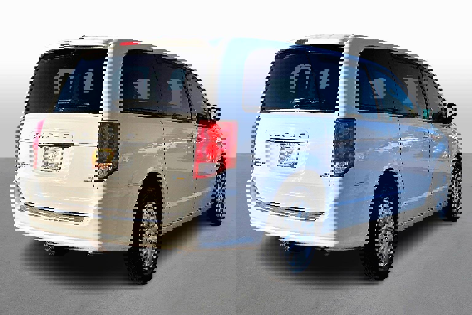 Used 2018 Dodge Grand Caravan SE w/ UConnect Hands-Free Group image 2