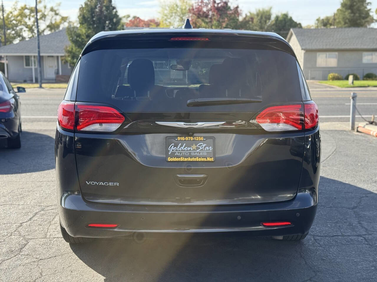 Used 2022 Chrysler Voyager LX image 7