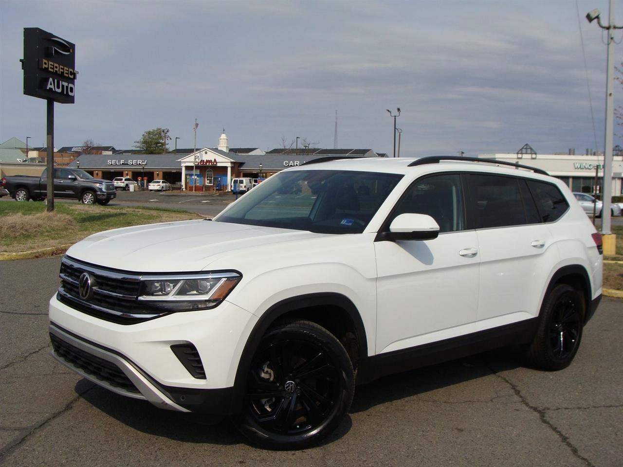 Used 2022 Volkswagen Atlas SE w/ Black Wheel Package FWD image 3