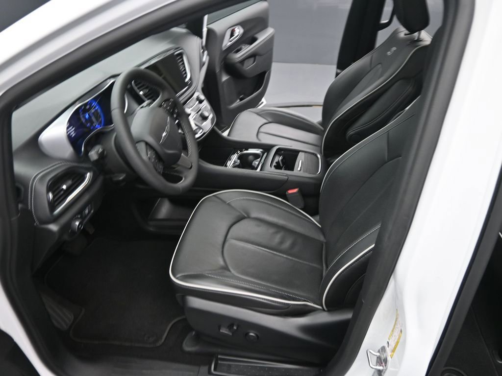 Used 2025 Chrysler Pacifica Limited image 9