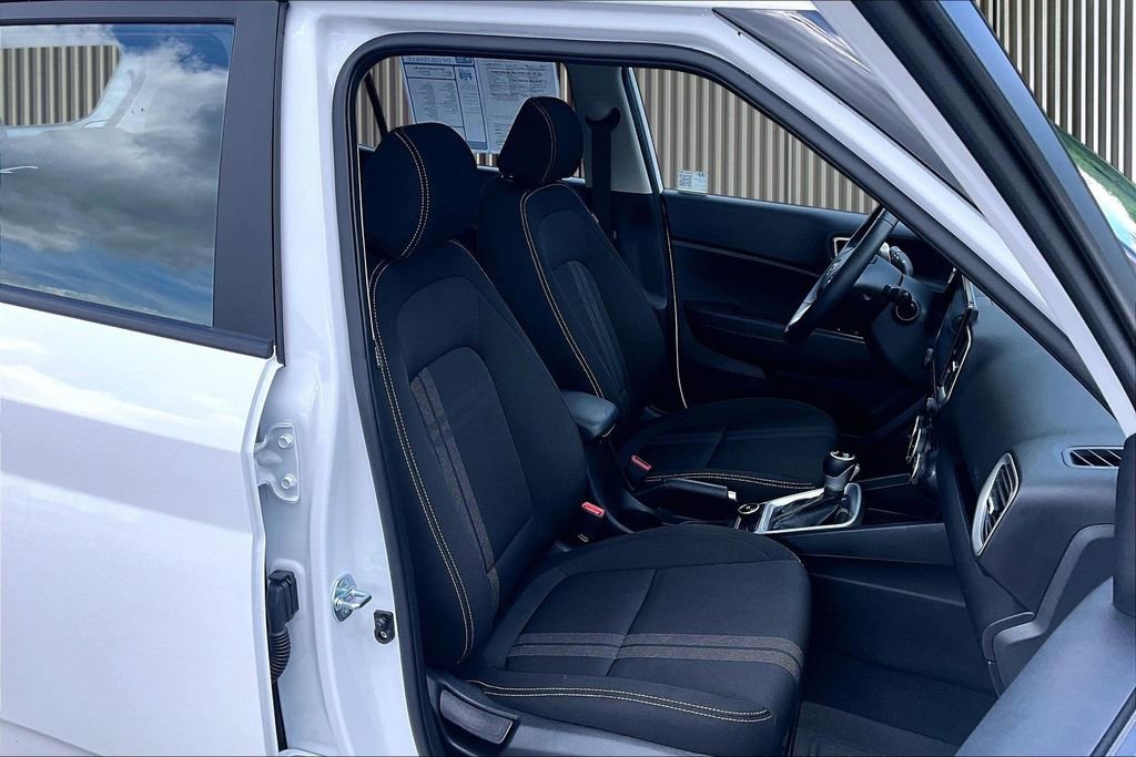 Used 2025 Hyundai Venue SEL FWD image 8