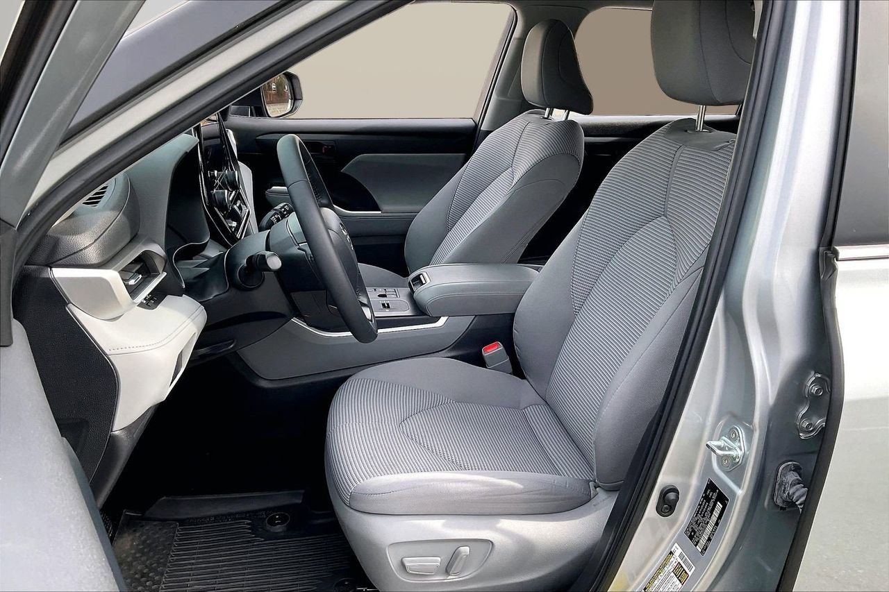 Used 2023 Toyota Highlander LE image 22