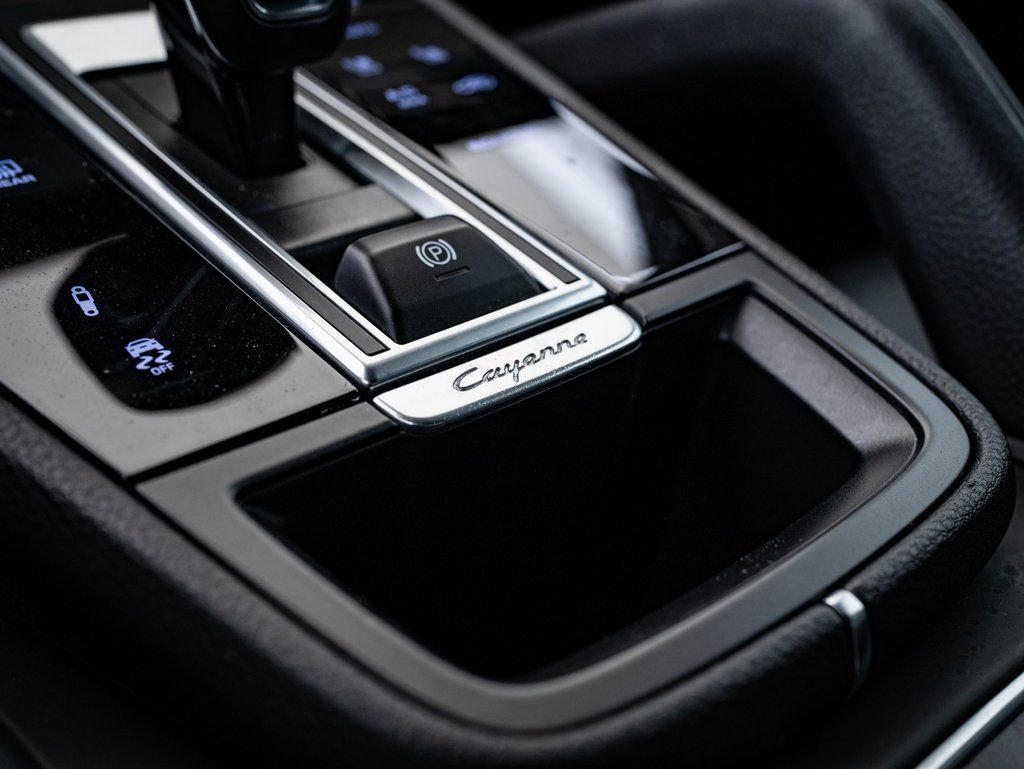 Certified 2022 Porsche Cayenne E-Hybrid w/ Premium Package image 42