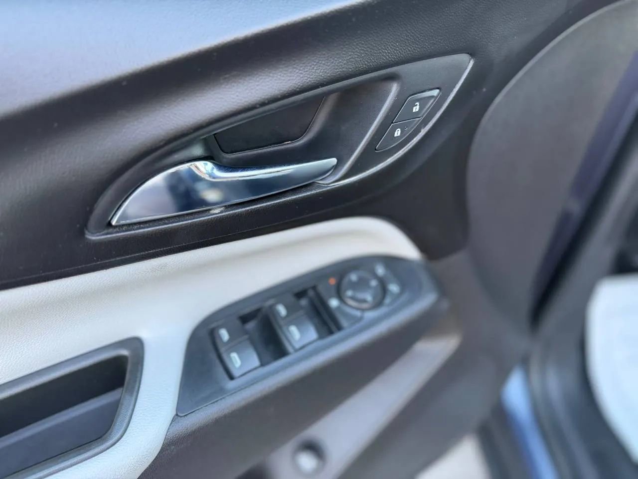 Used 2018 Chevrolet Equinox LT image 32