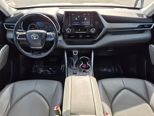 Used 2021 Toyota Highlander XLE AWD/4WD image 16