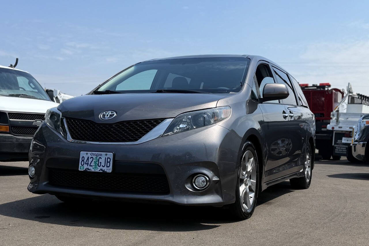 Used 2013 Toyota Sienna SE FWD image 2
