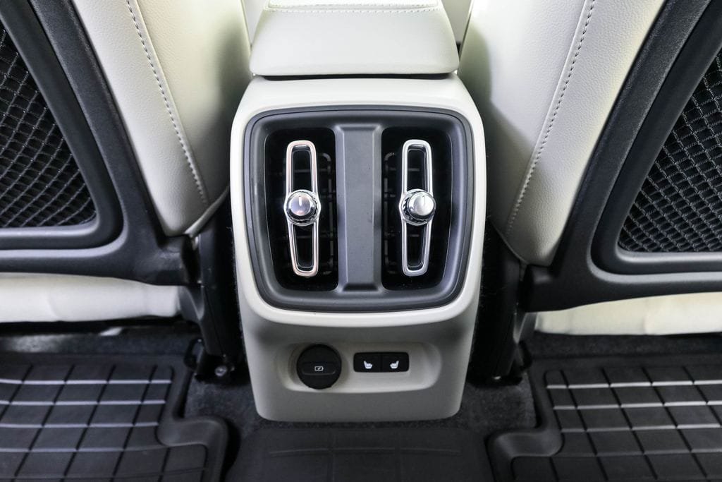 Certified 2026 Volvo XC40 B5 Plus AWD/4WD image 21