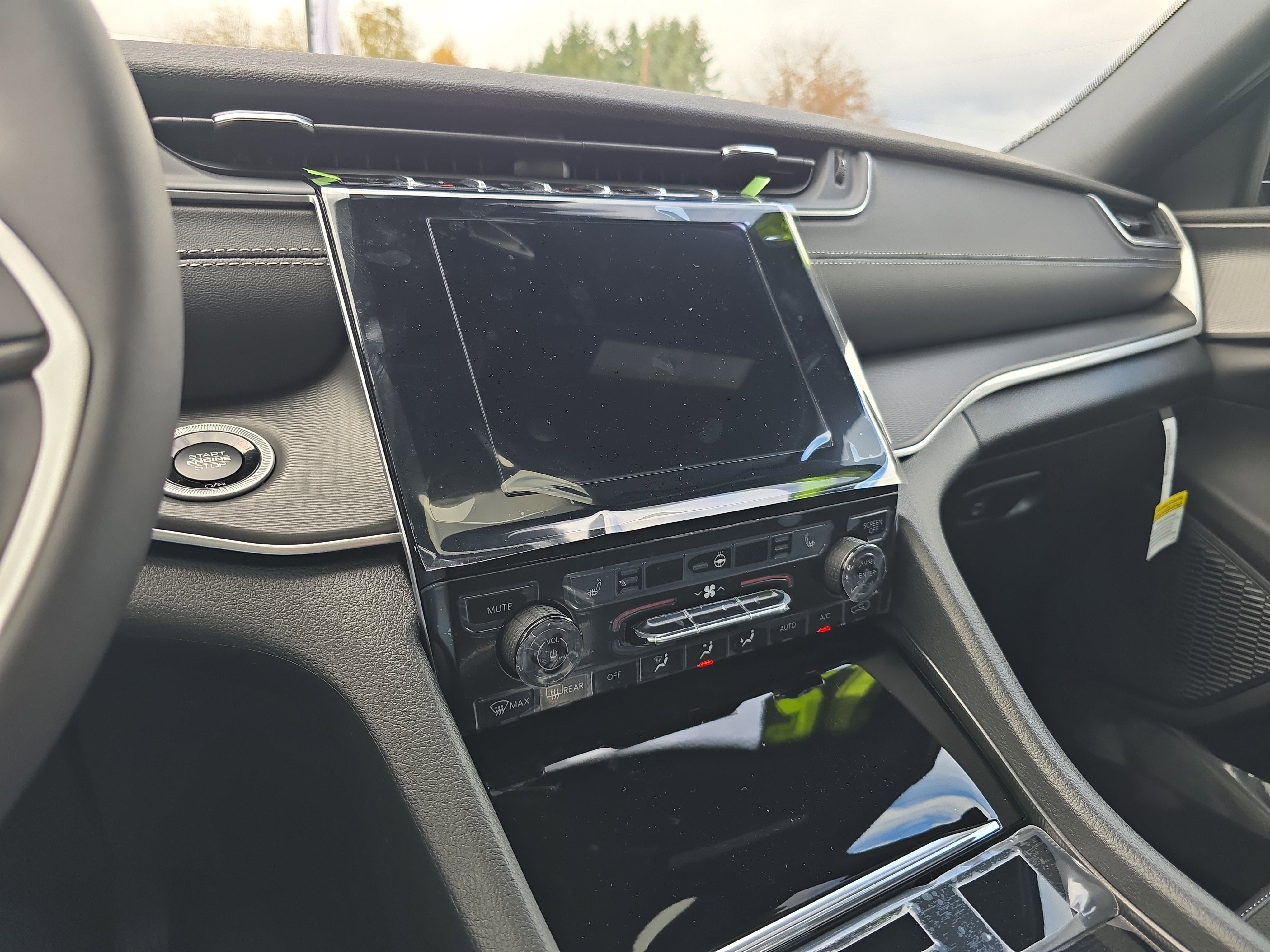 New 2025 Jeep Grand Cherokee Altitude image 24