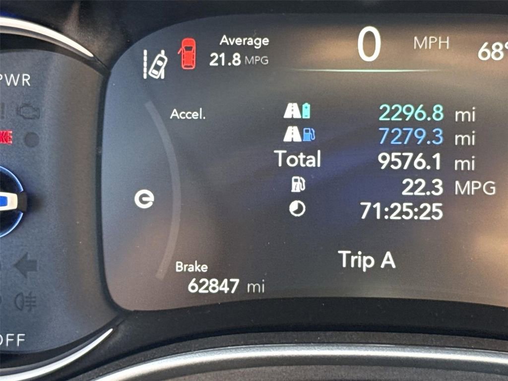 Used 2023 Chrysler Pacifica Touring-L image 11