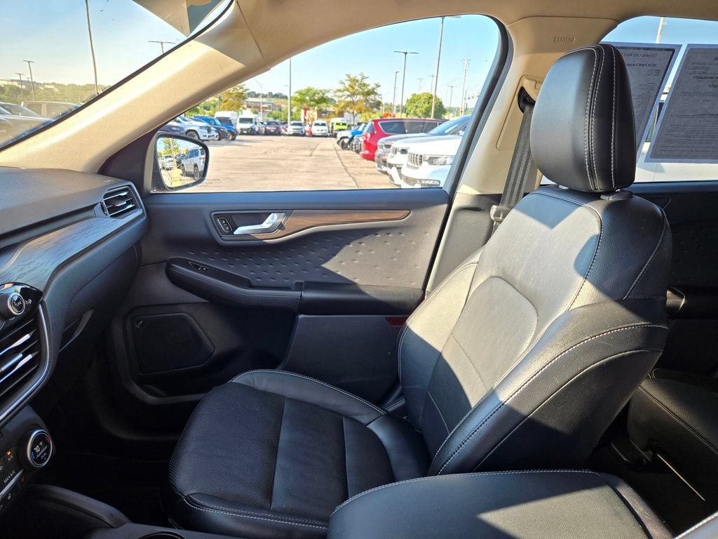 Used 2020 Ford Escape Titanium w/ Titanium Premium Package 2.0 AWD/4WD image 24