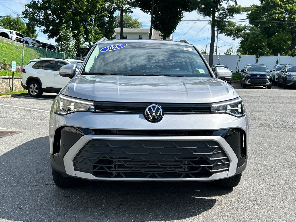 Used 2025 Volkswagen Taos SE AWD/4WD image 6