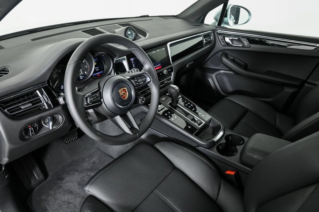 Certified 2026 Porsche Macan AWD/4WD image 4