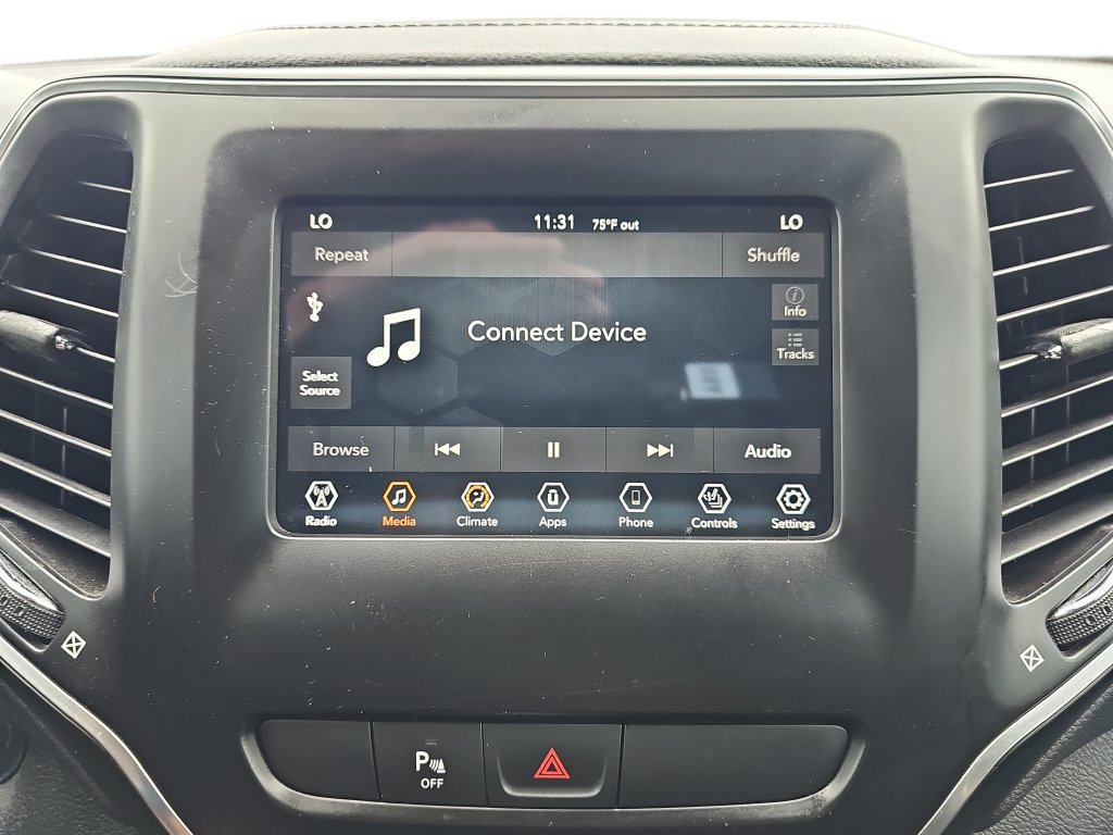 Used 2019 Jeep Cherokee Latitude Plus w/ Comfort/Convenience Group FWD image 21