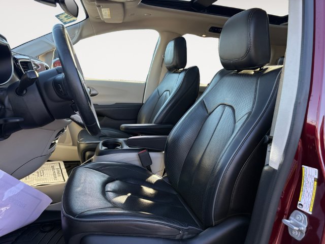 Used 2018 Chrysler Pacifica Limited w/ Tire & Wheel Group FWD image 9