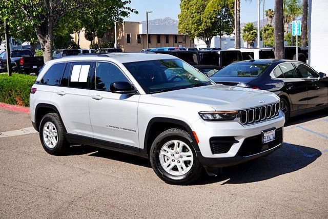 Used 2023 Jeep Grand Cherokee Laredo RWD image 3