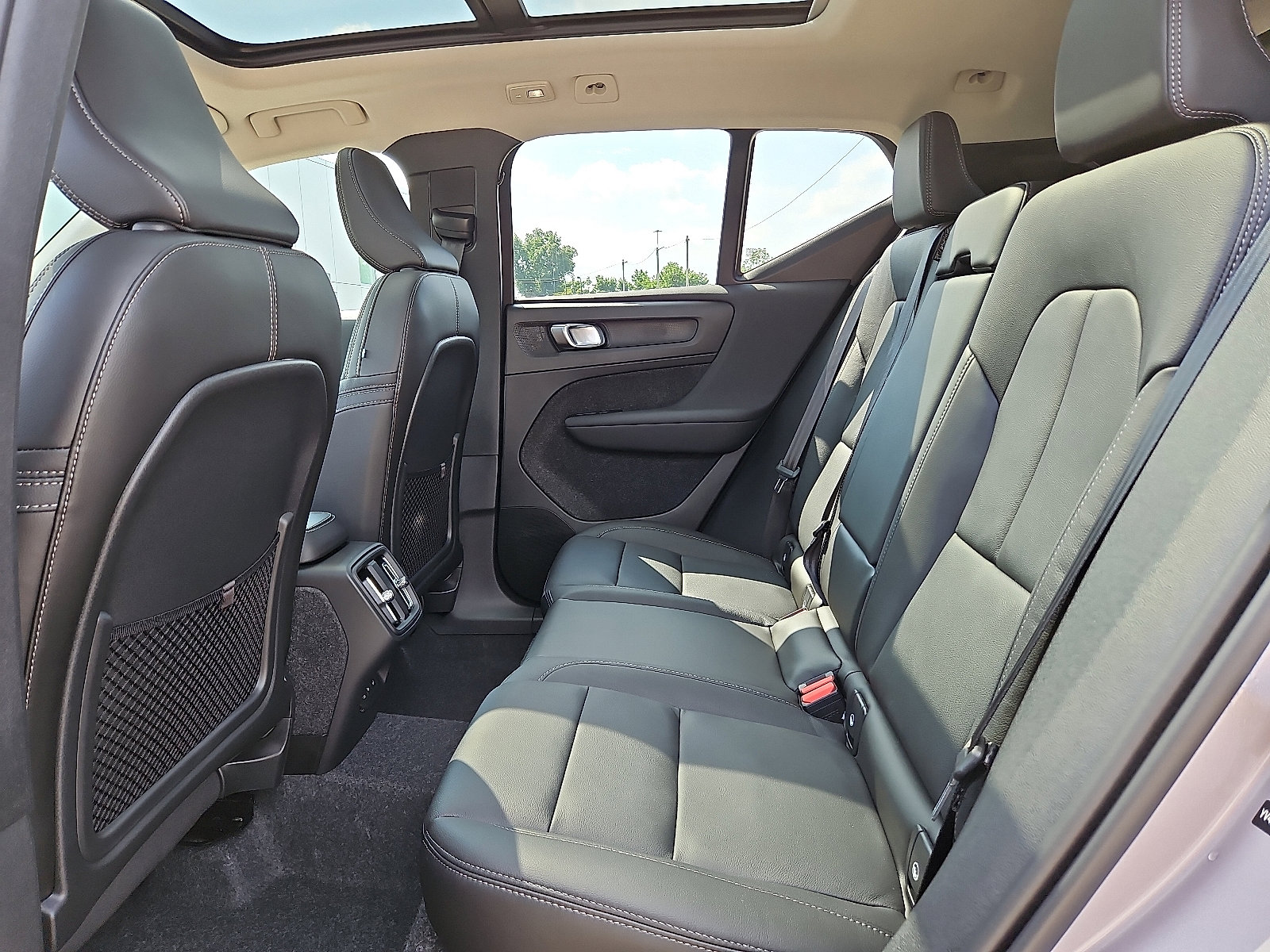New 2026 Volvo XC40 B5 Plus w/ Protection Package Premier AWD/4WD image 8