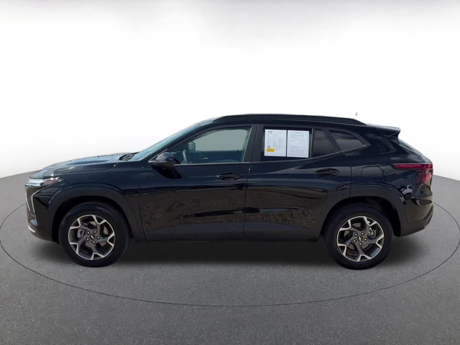 Used 2025 Chevrolet Trax LT FWD image 7