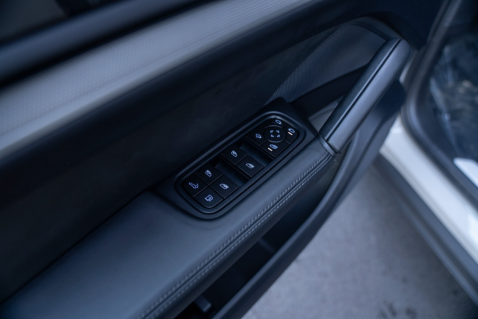 Certified 2025 Porsche Cayenne E-Hybrid AWD/4WD image 19
