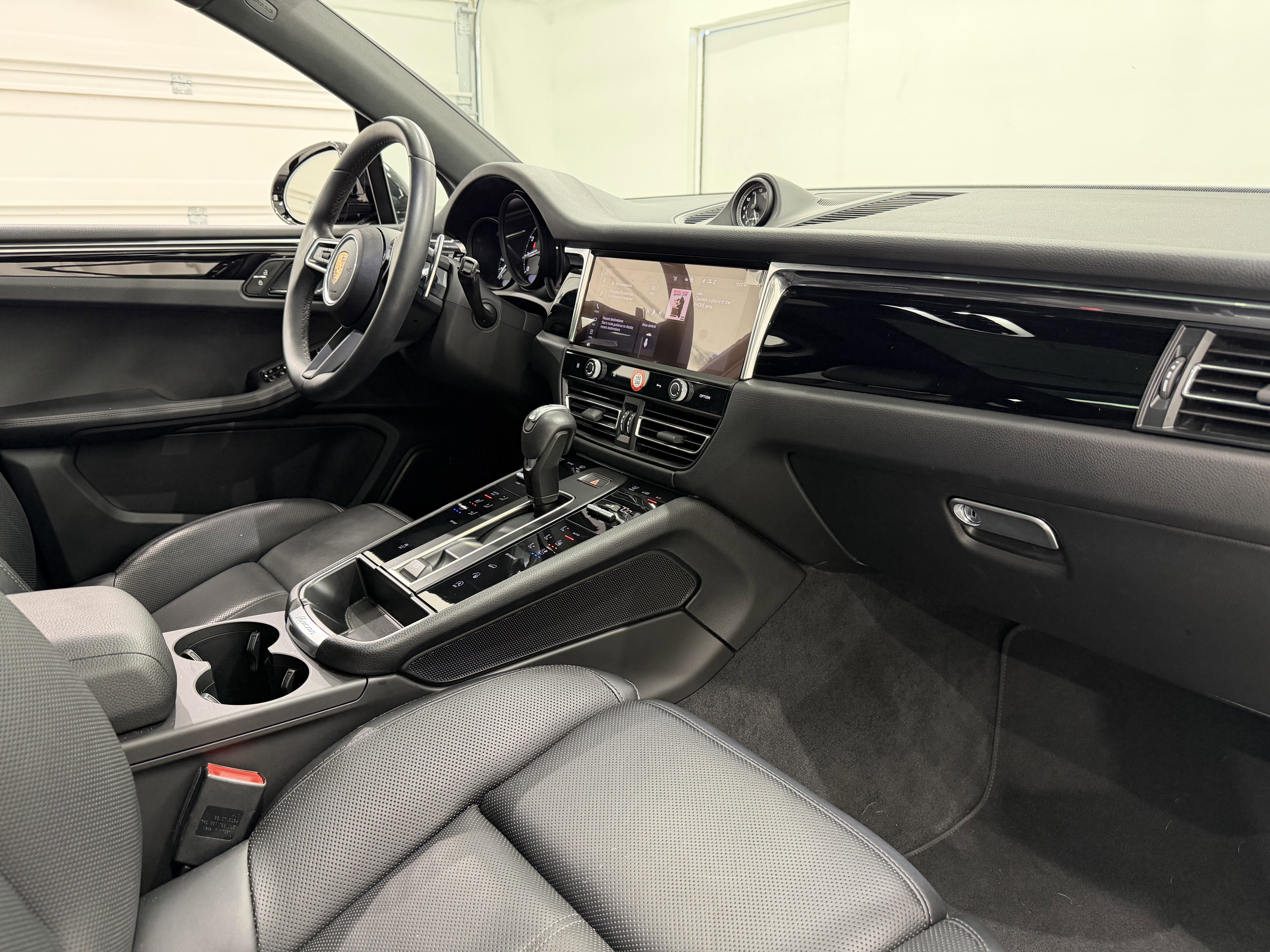 Certified 2025 Porsche Macan image 24