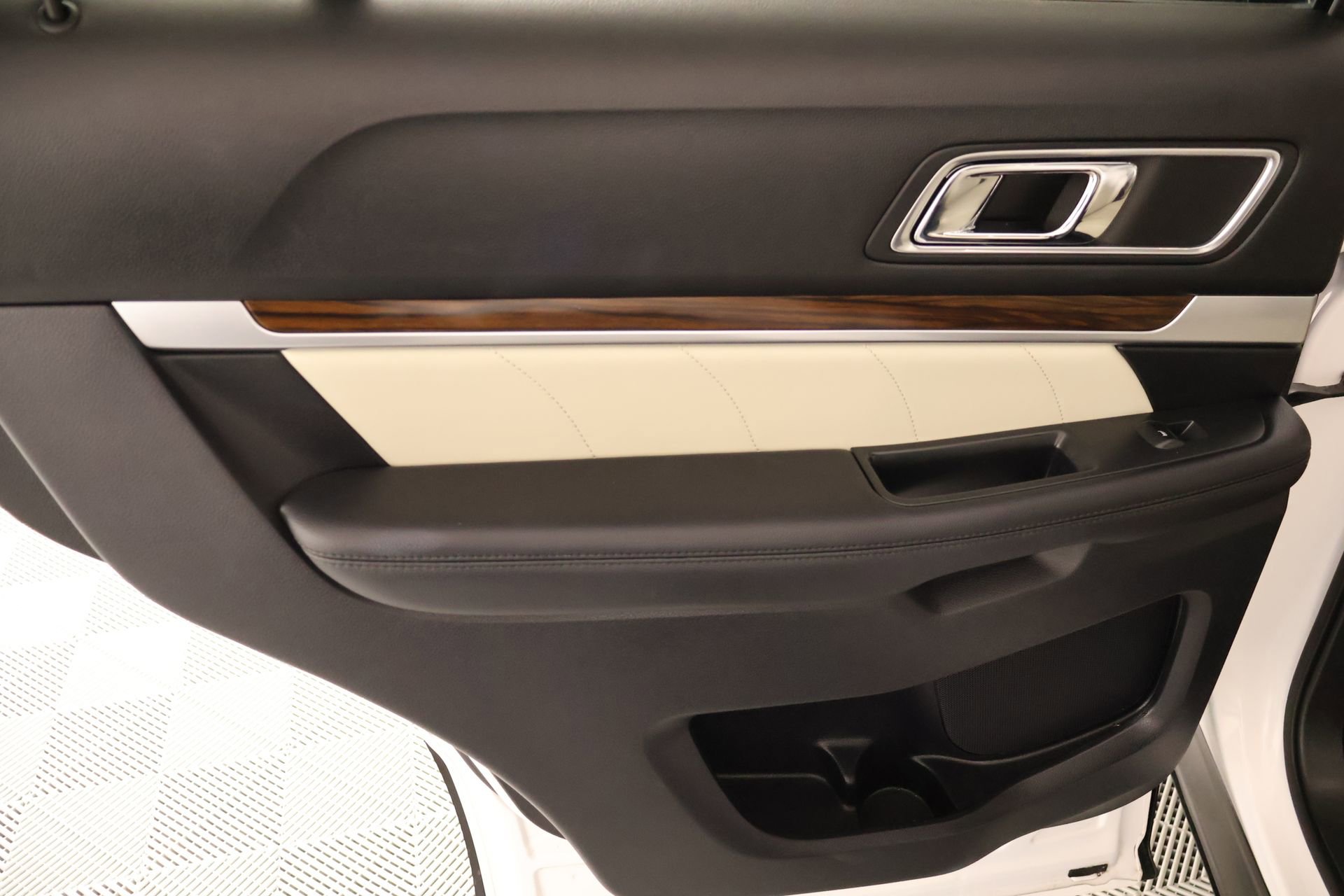 Used 2019 Ford Explorer Limited w/ Limited Luxury Package FWD image 20