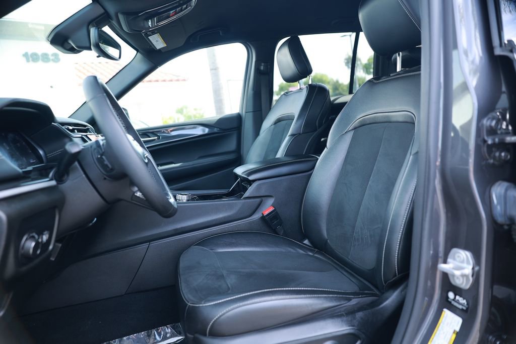 Used 2023 Jeep Grand Cherokee Altitude AWD/4WD image 17