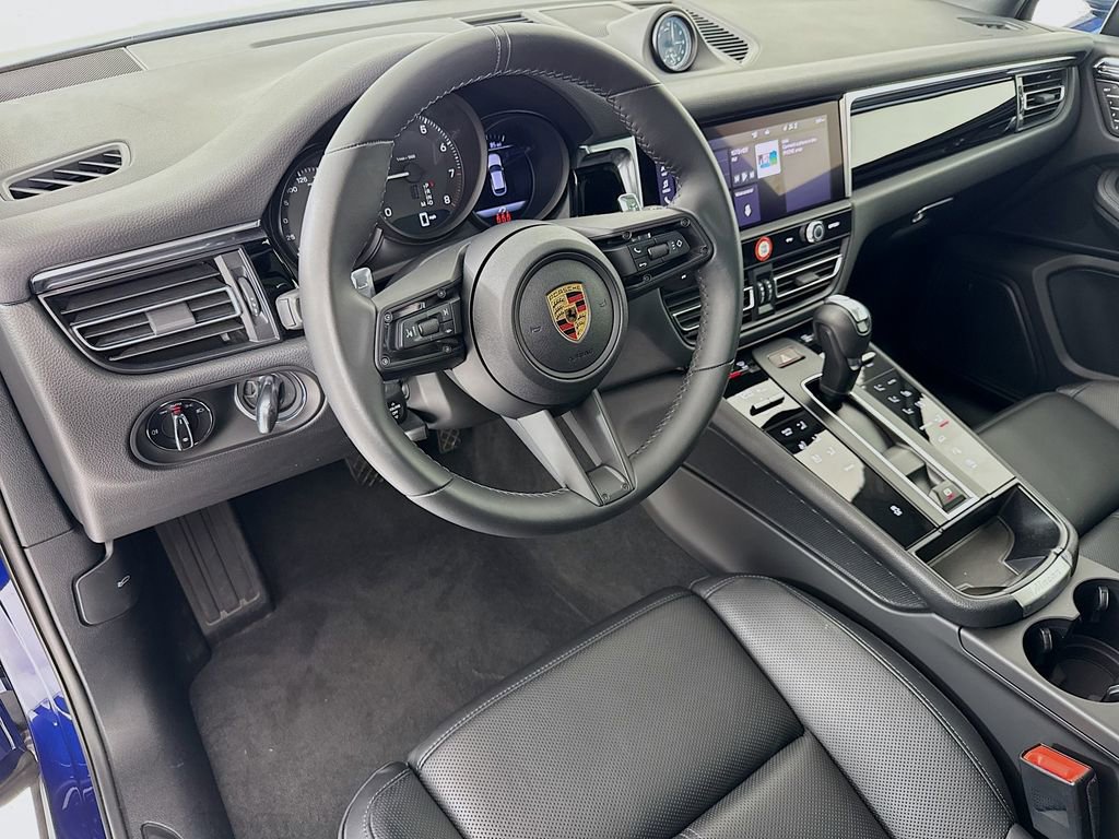 Certified 2025 Porsche Macan image 4