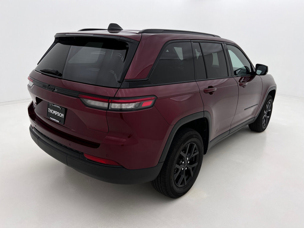 Used 2025 Jeep Grand Cherokee Altitude AWD/4WD image 7