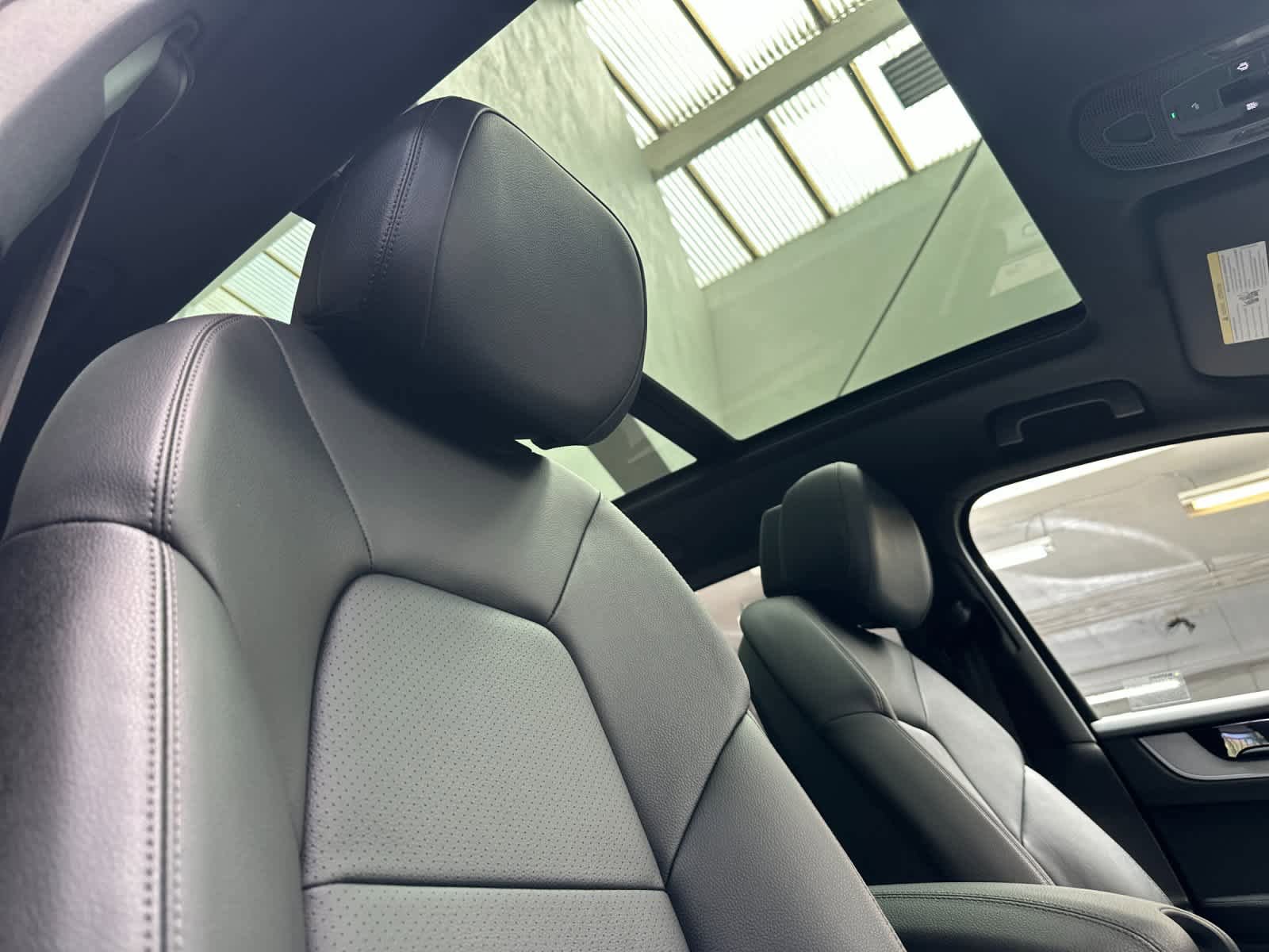 Certified 2025 Porsche Cayenne AWD/4WD image 18