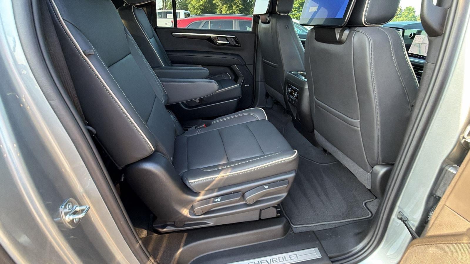 Used 2025 Chevrolet Suburban Premier AWD/4WD image 20