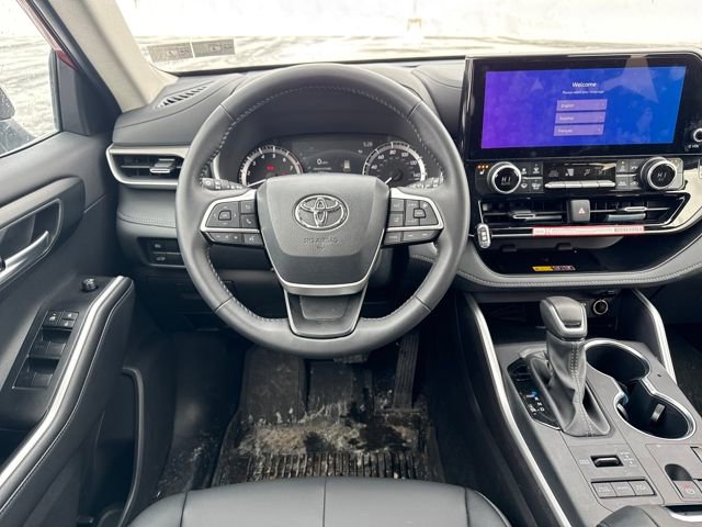 Used 2025 Toyota Highlander XLE image 14