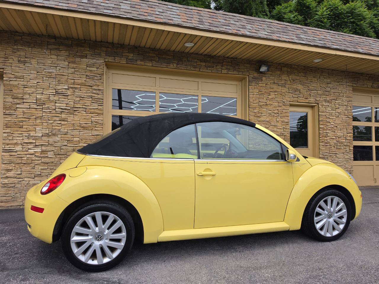 Used 2008 Volkswagen Beetle SE FWD image 32